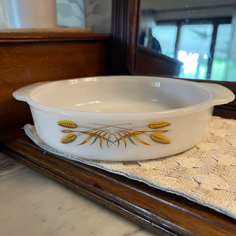 ANCHOR HOCKING Fire King Classic 1960's Wheat‎ Pattern 8 Inch Casserole Dish EUC